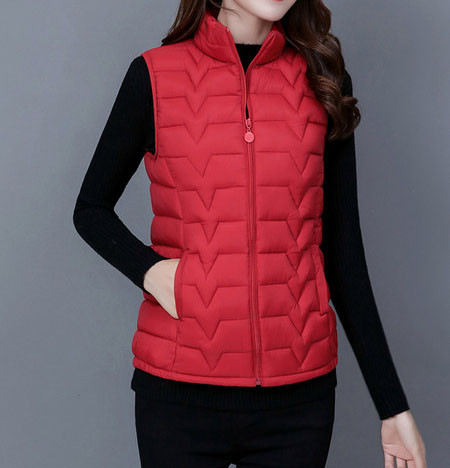 Moderan ženski prsluk s niskim ovratnikom i patentnim zatvaračem