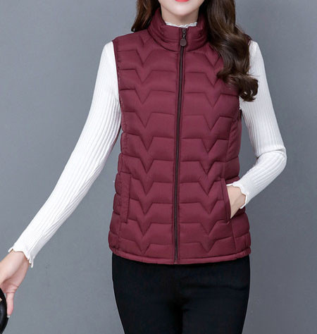 Moderan ženski prsluk s niskim ovratnikom i patentnim zatvaračem