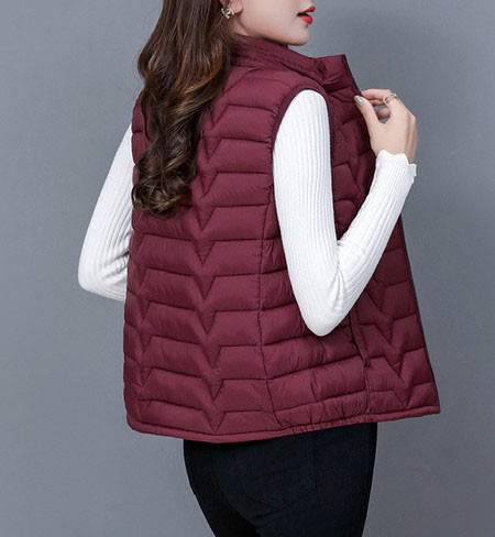 Moderan ženski prsluk s niskim ovratnikom i patentnim zatvaračem