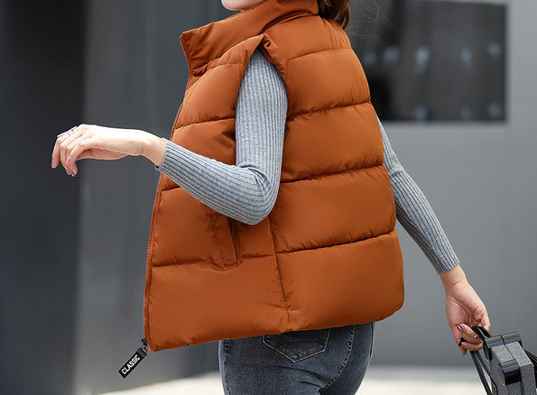 Novi model kratke ženske vestice sa patentnim zatvaračem