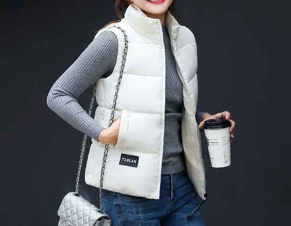 Novi model kratke ženske vestice sa patentnim zatvaračem