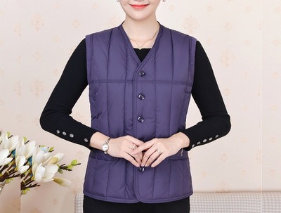 Moteriška laisvalaikio liemenė su špicine iškirpte ir kelių spalvų sagomis