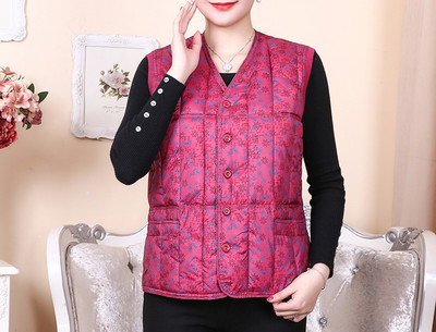 Moteriška laisvalaikio liemenė su špicine iškirpte ir kelių spalvų sagomis