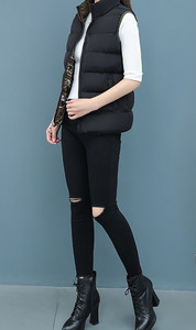 Moteriška žieminė liemenė su užtrauktuku ir kišenėmis - paprasto modelio