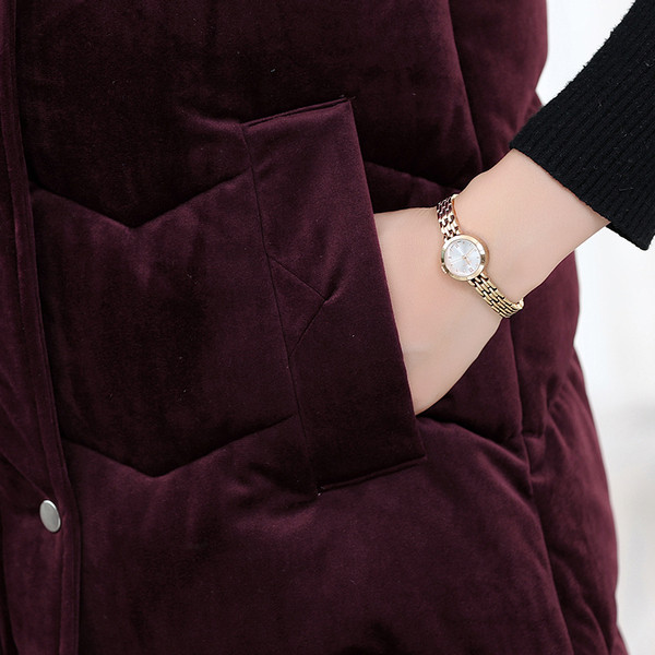 Ilga moteriška aksominė liemenė su gobtuvu