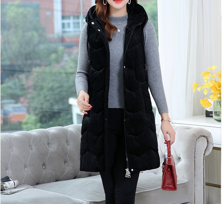 Ilga moteriška aksominė liemenė su gobtuvu