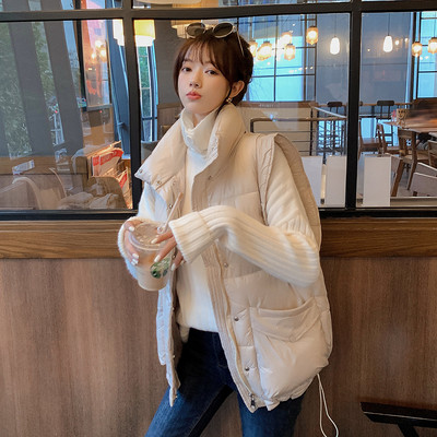 Moodne suurte taskutega naiste talvevest