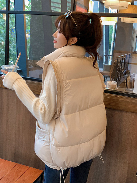 Moodne suurte taskutega naiste talvevest