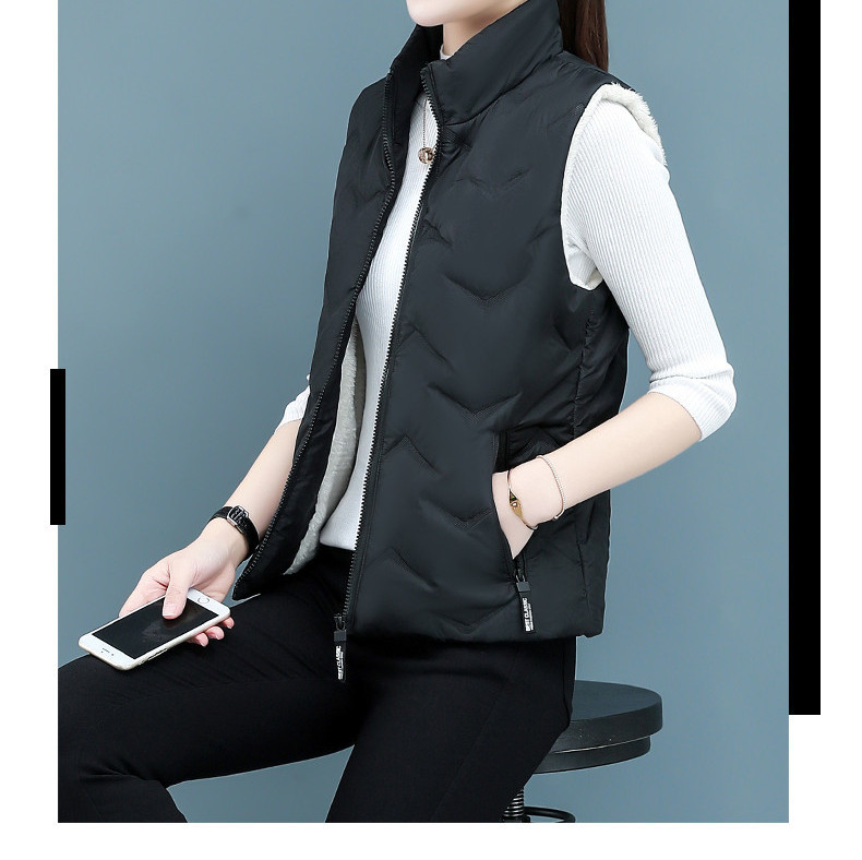 Uut mudelit pehme voodri ja taskutega naistevest