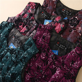 Ümara kaelusega ja lillemotiividega naiste vest