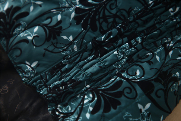 Ümara kaelusega ja lillemotiividega naiste vest