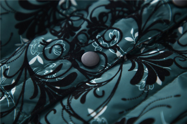 Ümara kaelusega ja lillemotiividega naiste vest