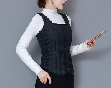 Naiste kaasaegne vest kandilise kaelusega ja nööpidega