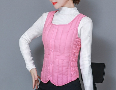 Naiste kaasaegne vest kandilise kaelusega ja nööpidega