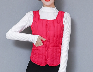 Naiste kaasaegne vest kandilise kaelusega ja nööpidega