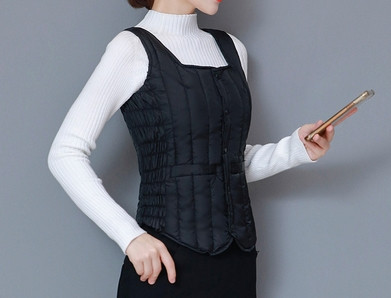 Naiste kaasaegne vest kandilise kaelusega ja nööpidega