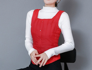 Naiste kaasaegne vest kandilise kaelusega ja nööpidega