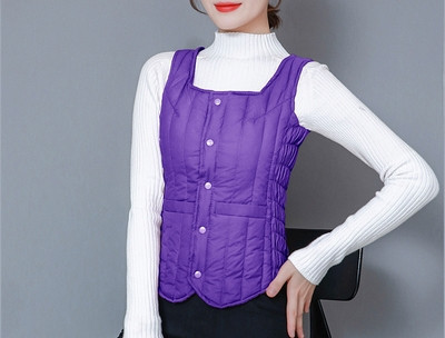 Naiste kaasaegne vest kandilise kaelusega ja nööpidega