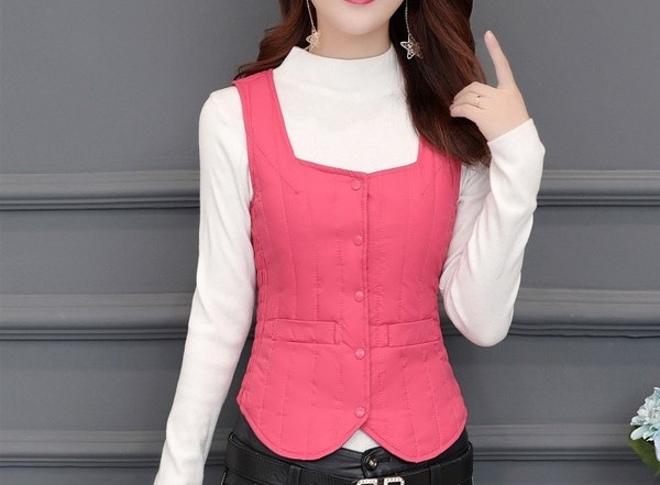 Naiste kaasaegne vest kandilise kaelusega ja nööpidega