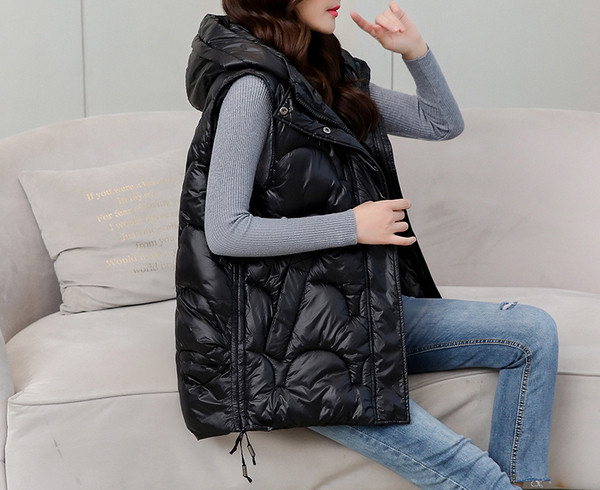 Široki model ženske vestice s kapuljačom