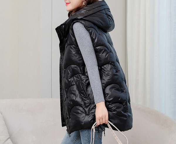 Široki model ženske vestice s kapuljačom