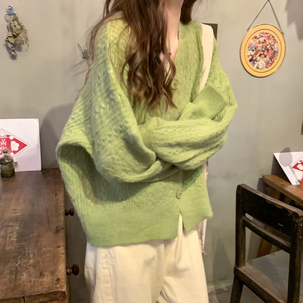 Moteriška laisvalaikio liemenė su špico iškirpte plataus modelio