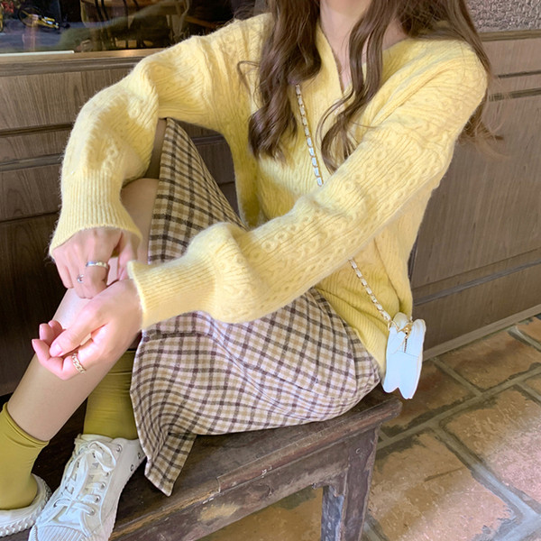 Moteriška laisvalaikio liemenė su špico iškirpte plataus modelio