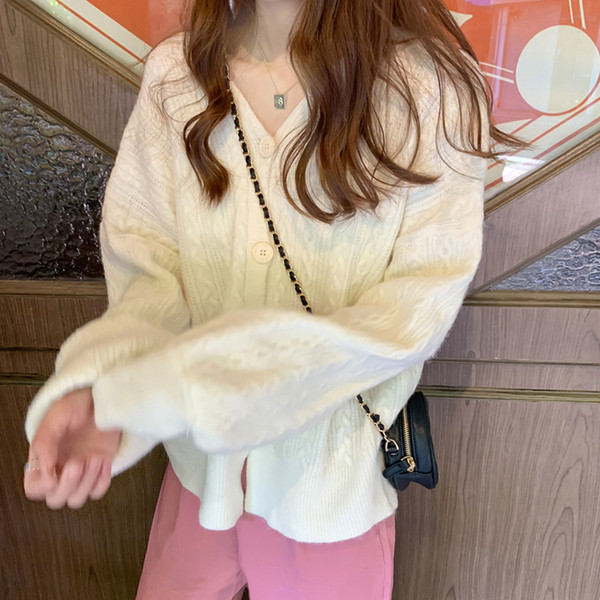 Moteriška laisvalaikio liemenė su špico iškirpte plataus modelio