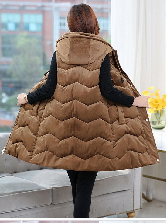 Naiste sametvest metallist kinnituse ja kapuutsiga