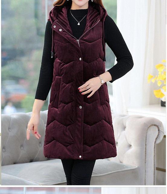 Naiste sametvest metallist kinnituse ja kapuutsiga