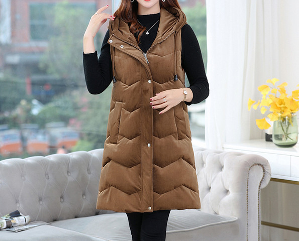 Naiste sametvest metallist kinnituse ja kapuutsiga