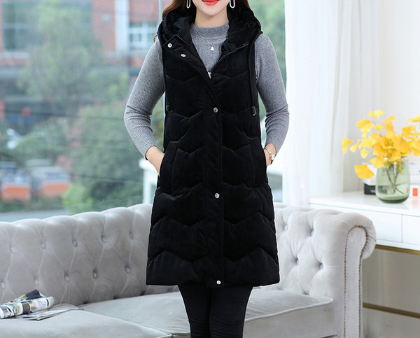 Naiste sametvest metallist kinnituse ja kapuutsiga