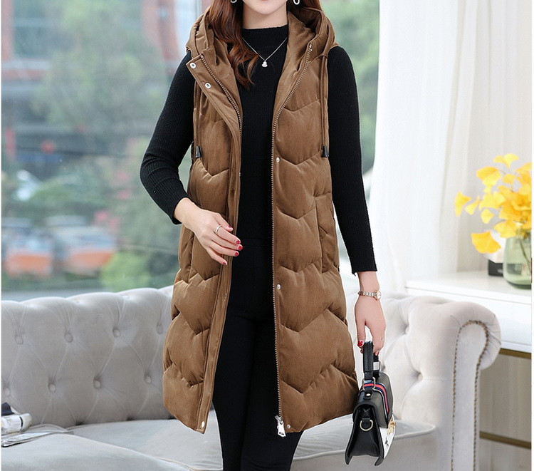 Naiste sametvest metallist kinnituse ja kapuutsiga