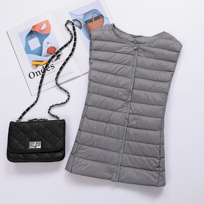 Naiste vabaaja vest ovaalse dekoltee ja nööpidega