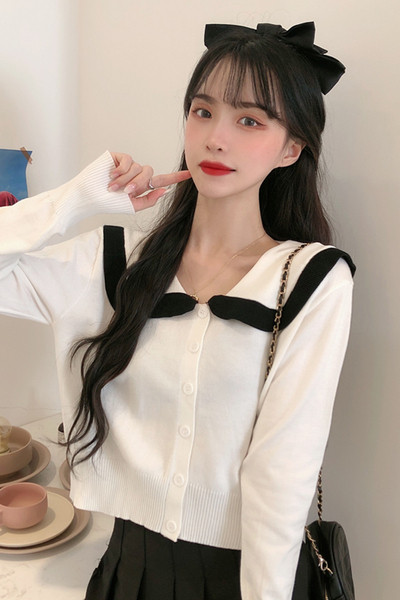 Šiuolaikinio modelio moteriškas trumpas megztinis