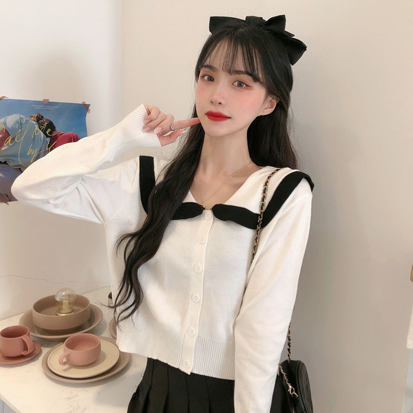 Šiuolaikinio modelio moteriškas trumpas megztinis