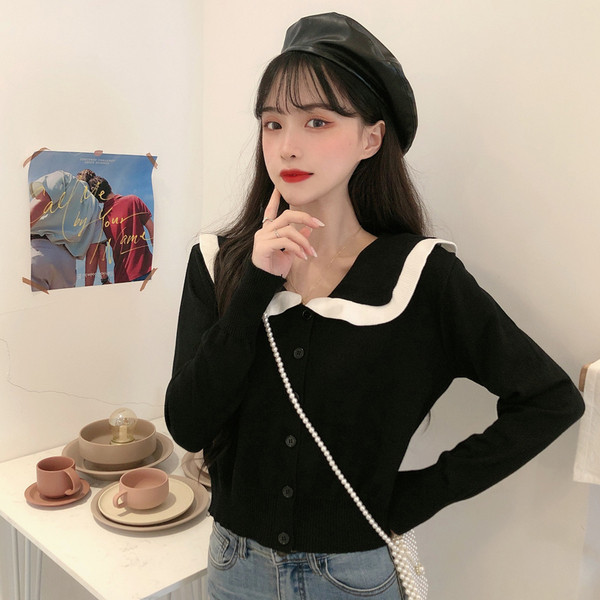 Šiuolaikinio modelio moteriškas trumpas megztinis