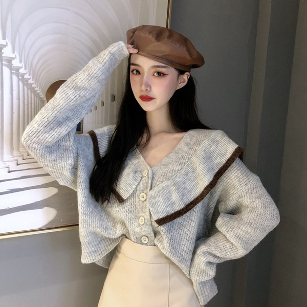 Stilinga moteriška liemenė su špico iškirpte