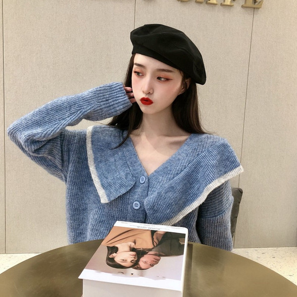 Stilinga moteriška liemenė su špico iškirpte