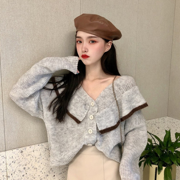 Stilinga moteriška liemenė su špico iškirpte