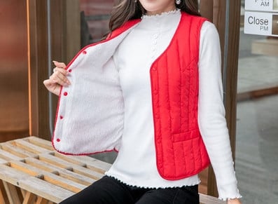 Naiste vabaajavest taskute ja nööpidega mitmes värvitoonis