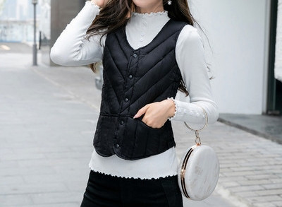 Naiste vabaajavest taskute ja nööpidega mitmes värvitoonis