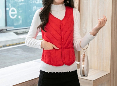 Naiste vabaajavest taskute ja nööpidega mitmes värvitoonis