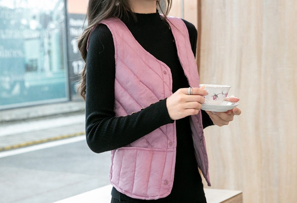 Naiste vabaajavest taskute ja nööpidega mitmes värvitoonis