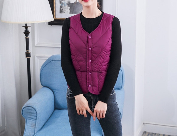 Naiste vabaajavest taskute ja nööpidega mitmes värvitoonis