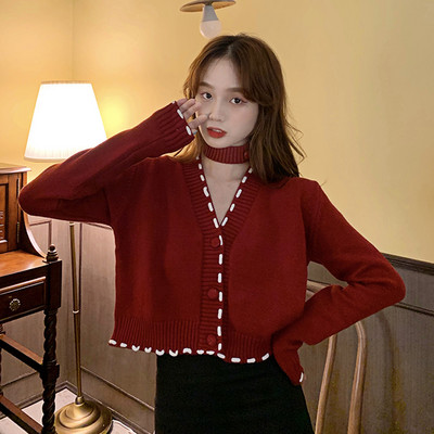 Dabartinis moteriškas trumpas megztinis su špico iškirpte