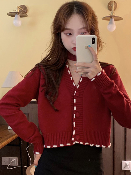 Dabartinis moteriškas trumpas megztinis su špico iškirpte