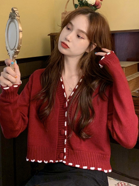 Dabartinis moteriškas trumpas megztinis su špico iškirpte