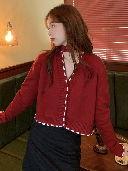 Dabartinis moteriškas trumpas megztinis su špico iškirpte