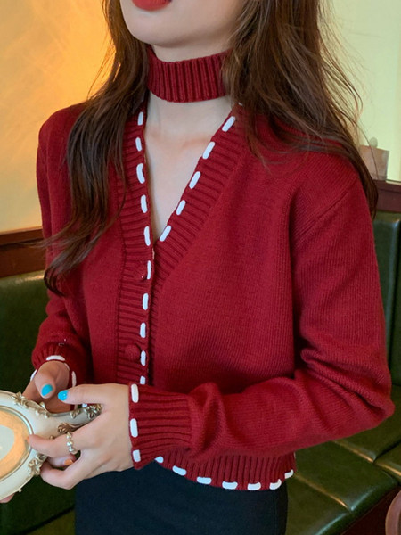 Dabartinis moteriškas trumpas megztinis su špico iškirpte